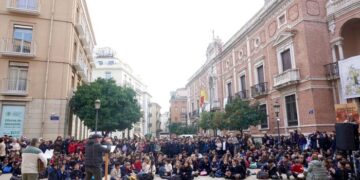 Más de 1.000 niños cantan villancicos en el entorno de la Catedral de Valéncia