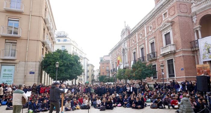 Más de 1.000 niños cantan villancicos en el entorno de la Catedral de Valéncia