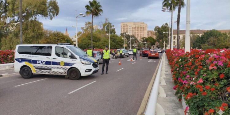 La Policía Local de Valencia intensifica los controles de alcoholemia ante las cenas de empresa 1 Policia Local de Valencia intensifica los controles de alcoholemia 1 scaled 1