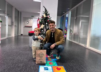 El Hospital Universitario del Vinalopó recibe la visita del Elche CF, que lleva ilusión y regalos a los niños ingresados