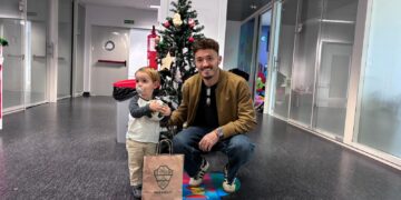 El Hospital Universitario del Vinalopó recibe la visita del Elche CF, que lleva ilusión y regalos a los niños ingresados
