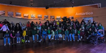 50 menores con cáncer celebran la llegada de la Navidad en el Oceanogràfic de Valéncia