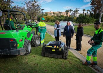Torrent estrena flota eléctrica y robotizada para el mantenimiento de parques y jardines