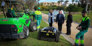 Torrent estrena flota eléctrica y robotizada para el mantenimiento de parques y jardines