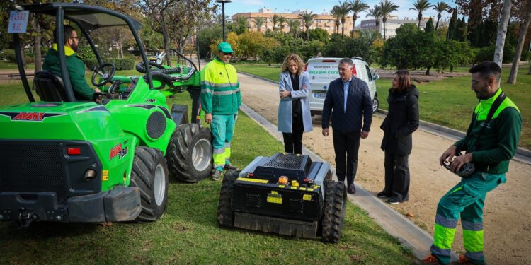Torrent estrena flota eléctrica y robotizada para el mantenimiento de parques y jardines