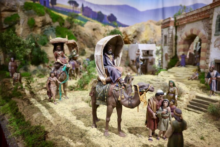 Valencia inaugura sus belenes municipales con un coro de niños y la FMI de Valencia con su Corte de Honor