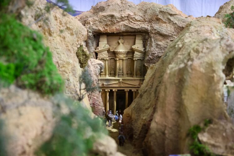 Valencia inaugura sus belenes municipales con un coro de niños y la FMI de Valencia con su Corte de Honor