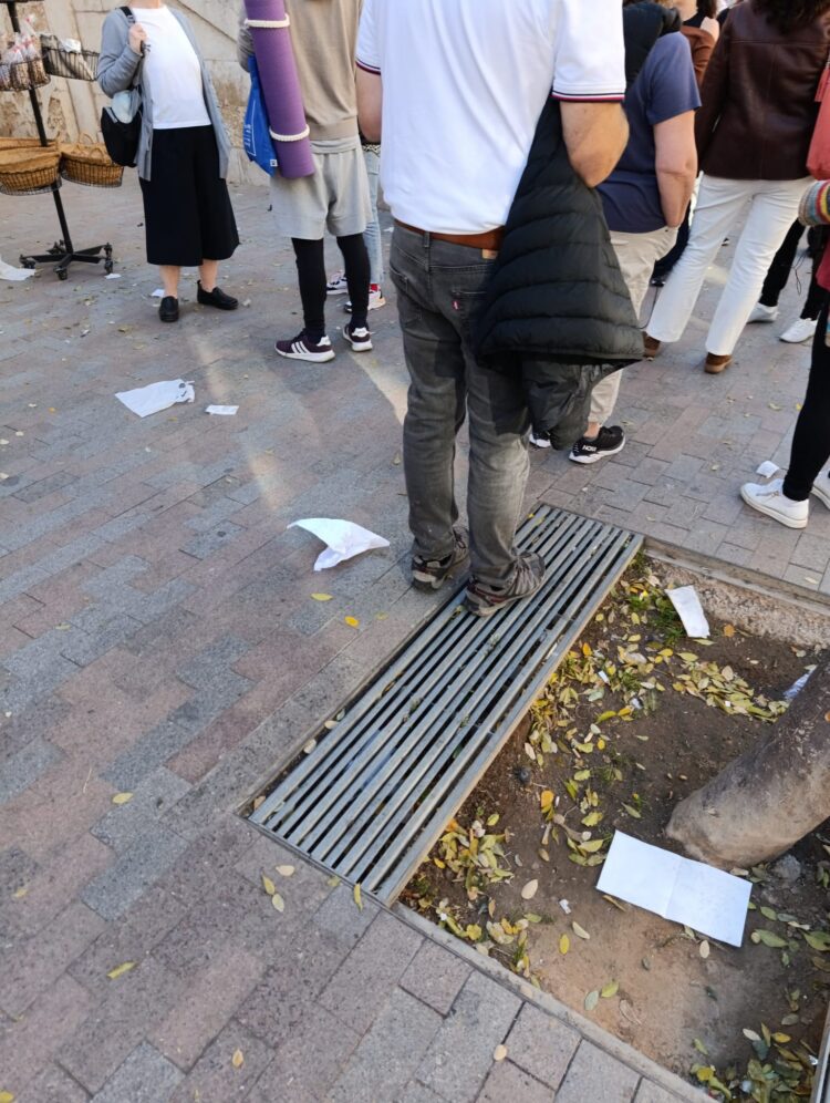 Desborde turístico y suciedad empañan el entorno de la Lonja en un fin de semana clave para Valéncia