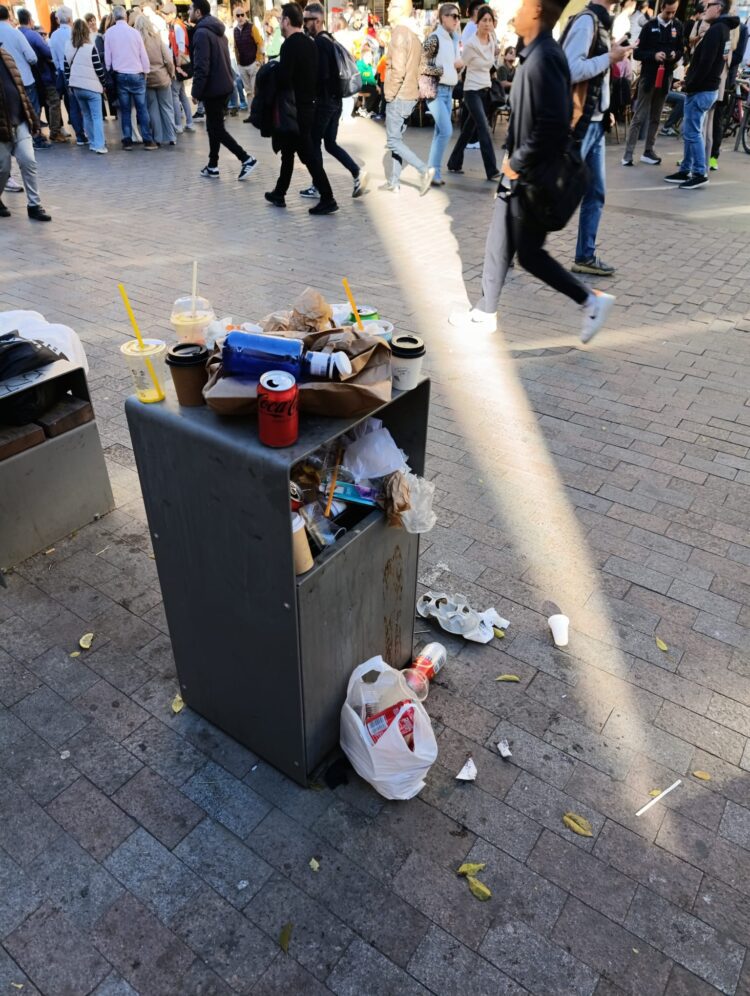 Desborde turístico y suciedad empañan el entorno de la Lonja en un fin de semana clave para Valéncia