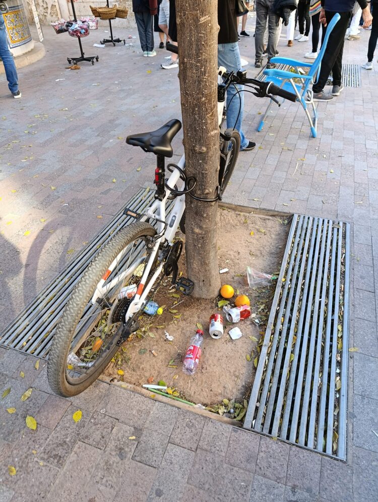 Desborde turístico y suciedad empañan el entorno de la Lonja en un fin de semana clave para Valéncia