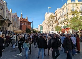 Desborde turístico y suciedad empañan el entorno de la Lonja en un fin de semana clave para Valéncia