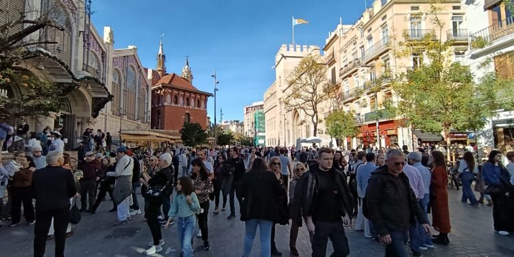 Desborde turístico y suciedad empañan el entorno de la Lonja en un fin de semana clave para Valéncia