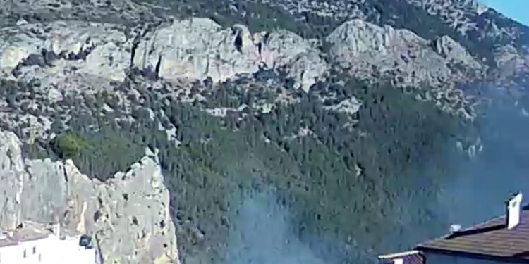 Un incendio forestal sobresalta a la población de Guadalest