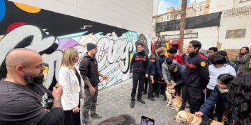 Valéncia rinde homenaje a sus héroes de cuatro patas: Un mural en Russafa ensalza la labor de los perros de rescate