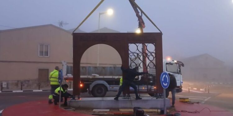 Caudete recupera su historia: las nuevas «Puertas de Valencia» ya presiden su entrada principal
