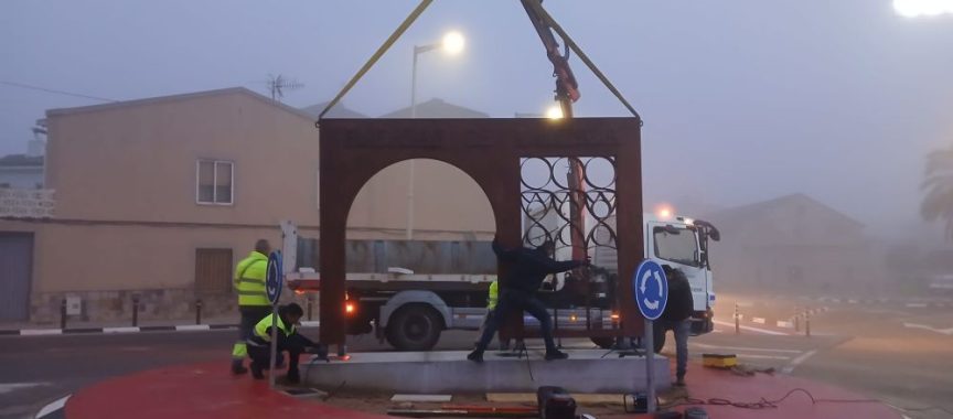 Caudete recupera su historia: las nuevas «Puertas de Valencia» ya presiden su entrada principal 1 Caudete recupera su historia: las nuevas «Puertas de Valencia» ya presiden su entrada principal