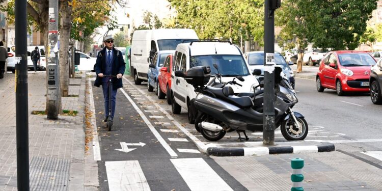 Valéncia estrena un nuevo carril bici en la Av. Tres Forques: casi 4 kilómetros de conexión