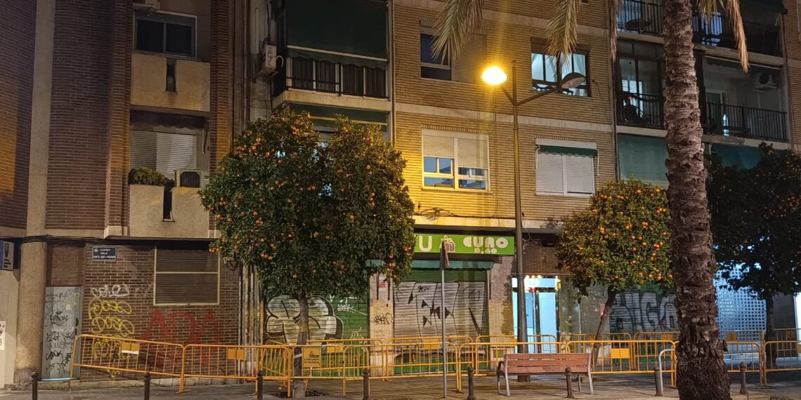 Un menor de cinco años resulta herido tras el desprendimiento de una cornisa en el barrio de Ayora de Valencia
