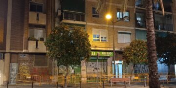 Un menor de cinco años resulta herido tras el desprendimiento de una cornisa en el barrio de Ayora de Valencia