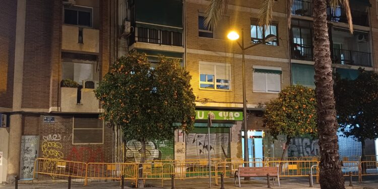 Un menor de cinco años resulta herido tras el desprendimiento de una cornisa en el barrio de Ayora de Valencia