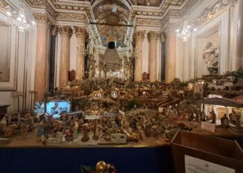 Álvaro Almenar bendice el Nacimiento del Camarín en la Basílica de la Mare de Deu dels Desamparats