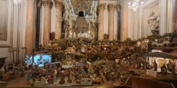 Álvaro Almenar bendice el Nacimiento del Camarín en la Basílica de la Mare de Deu dels Desamparats
