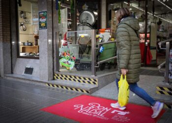 Torrent engalana sus comercios con más de 400 alfombras navideñas para incentivar el consumo local