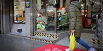 Torrent engalana sus comercios con más de 400 alfombras navideñas para incentivar el consumo local