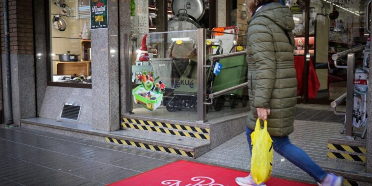 Torrent engalana sus comercios con más de 400 alfombras navideñas para incentivar el consumo local 1 Torrent engalana sus comercios con más de 400 alfombras navideñas para incentivar el consumo local