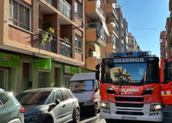 Los servicios de emergencia evacuan una escuela infantil por un incendio en una vivienda de Torrent