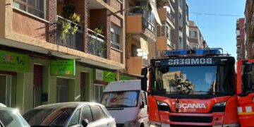 Los servicios de emergencia evacuan una escuela infantil por un incendio en una vivienda de Torrent