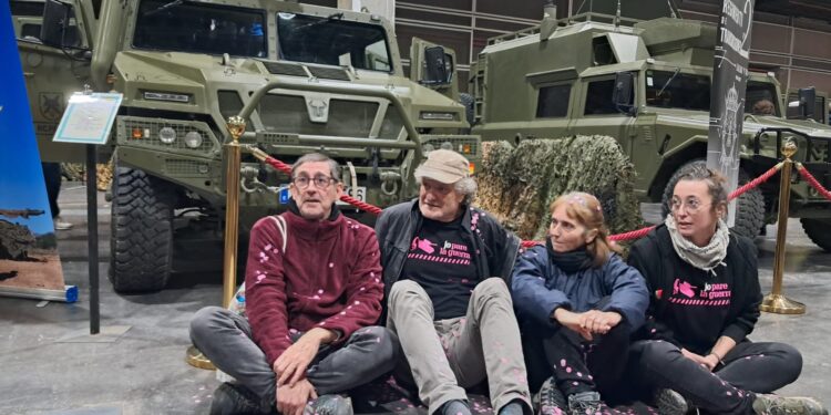 Polémica por la protesta de un coletivo antimilitarista en ExpoJove ante el ejército