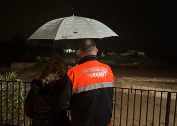 Rescatan a 4 vehículos en Torrent atrapados entre dos pasos inundables