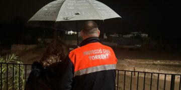 Rescatan a 4 vehículos en Torrent atrapados entre dos pasos inundables