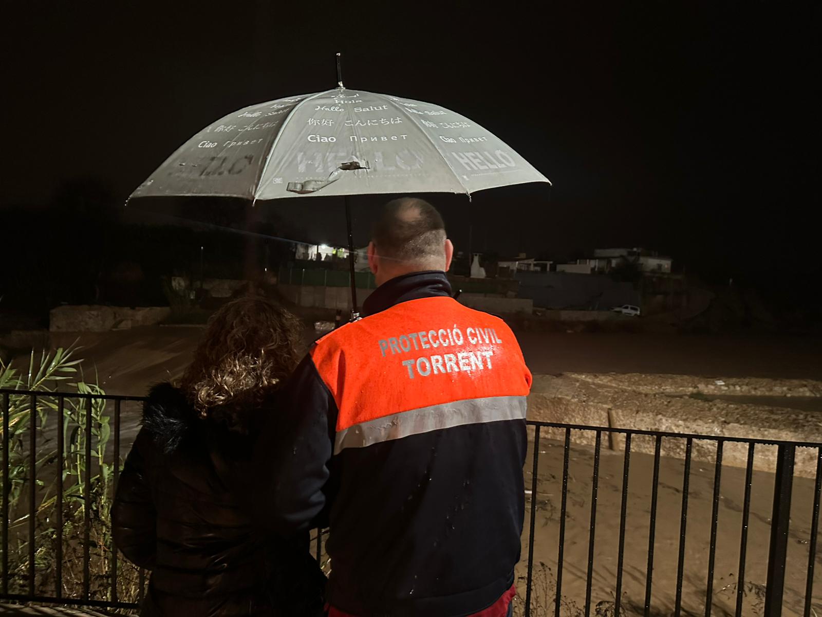 Noche larga en muchas zonas con varios desalojos de vecinos por el nivel del agua. Los vecinos exigen soluciones YA 4 Rescatan a 4 vehículos en Torrent atrapados entre dos pasos inundables