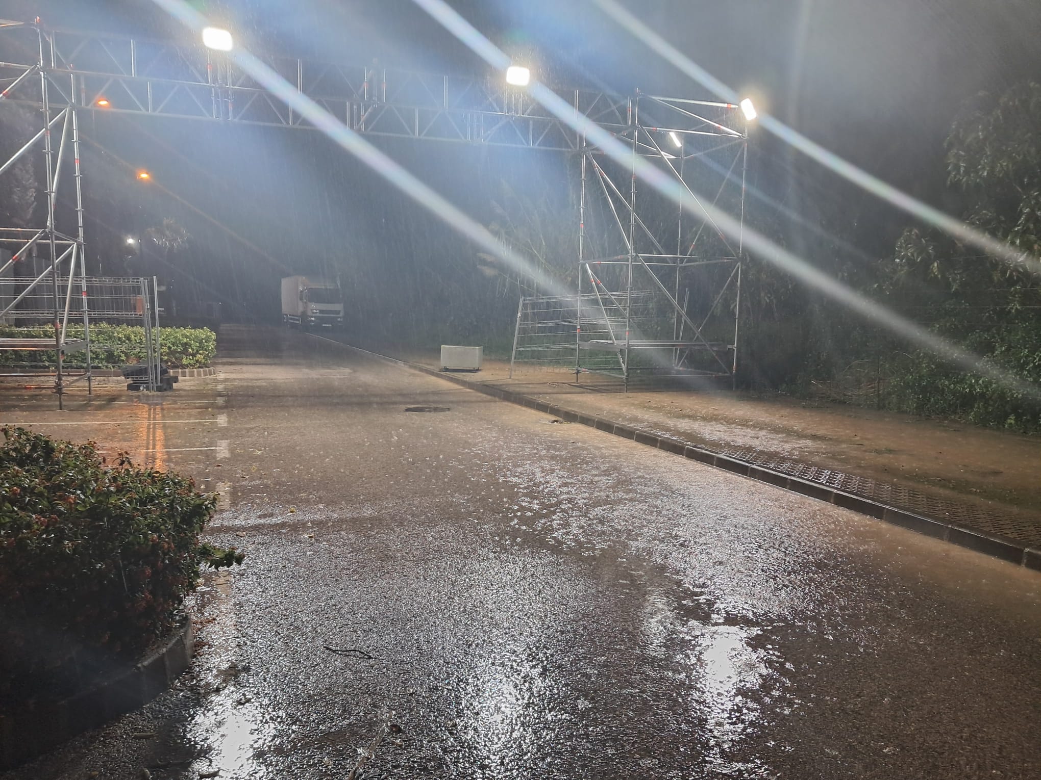 Noche larga en muchas zonas con varios desalojos de vecinos por el nivel del agua. Los vecinos exigen soluciones YA 11 WhatsApp Image 2025 12 28 at 22.15.07