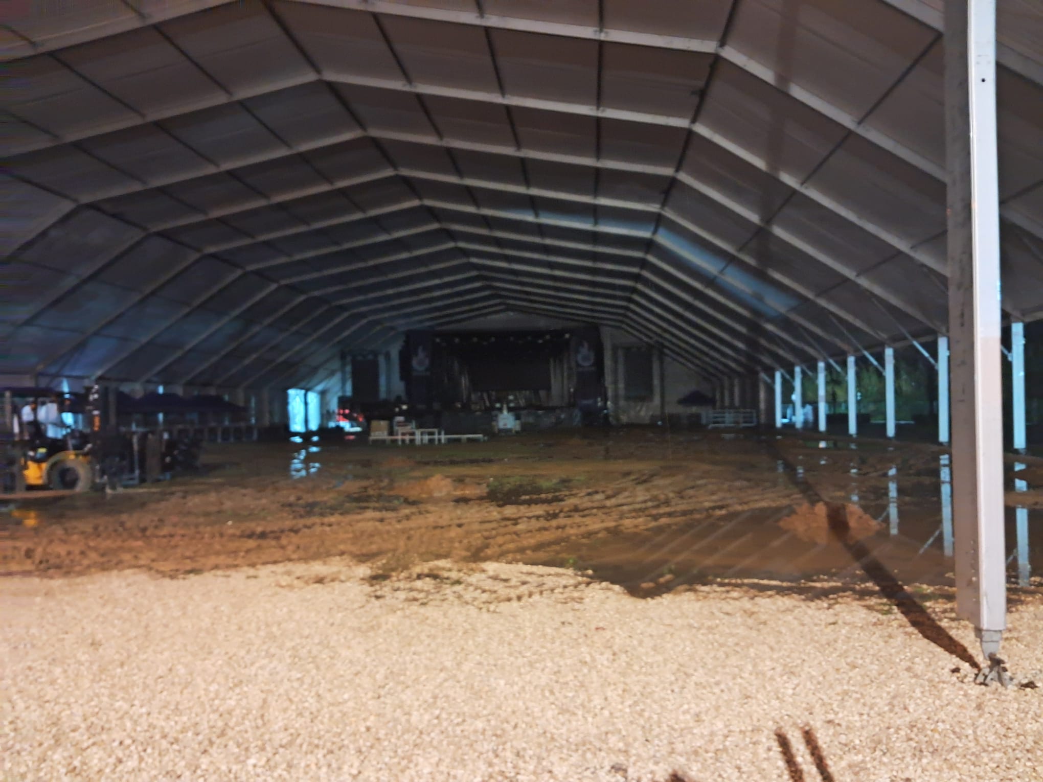 Noche larga en muchas zonas con varios desalojos de vecinos por el nivel del agua. Los vecinos exigen soluciones YA 10 El Festivern de Tavernes de la Valldigna cancelado porque el recinto está completamente inundado y embarrado