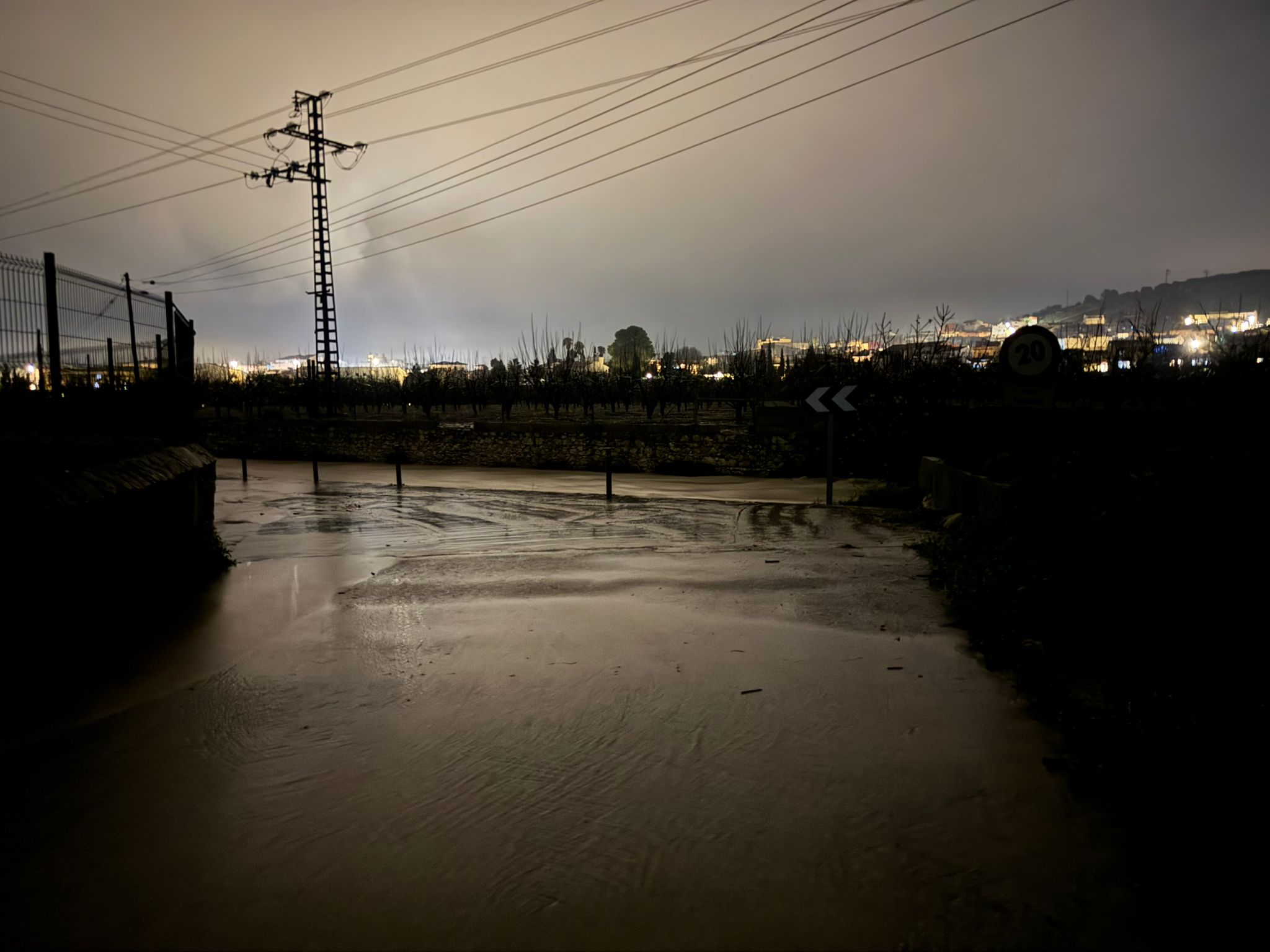 Noche larga en muchas zonas con varios desalojos de vecinos por el nivel del agua. Los vecinos exigen soluciones YA 2 WhatsApp Image 2025 12 28 at 22.38.09