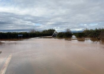 Esta noche un camión encalla en una cuneta en Carcaixent en la CV-543