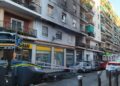 Un incendio calcina varios vehículos frente al centro de salud de Juan Llorens en Valencia