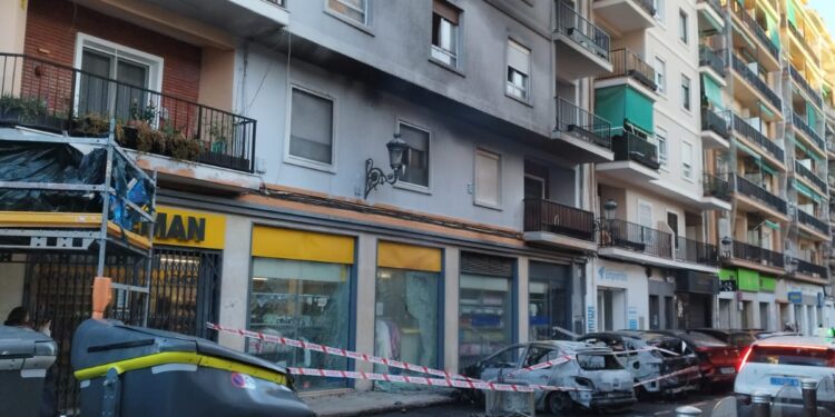 Un incendio calcina varios vehículos frente al centro de salud de Juan Llorens en Valencia
