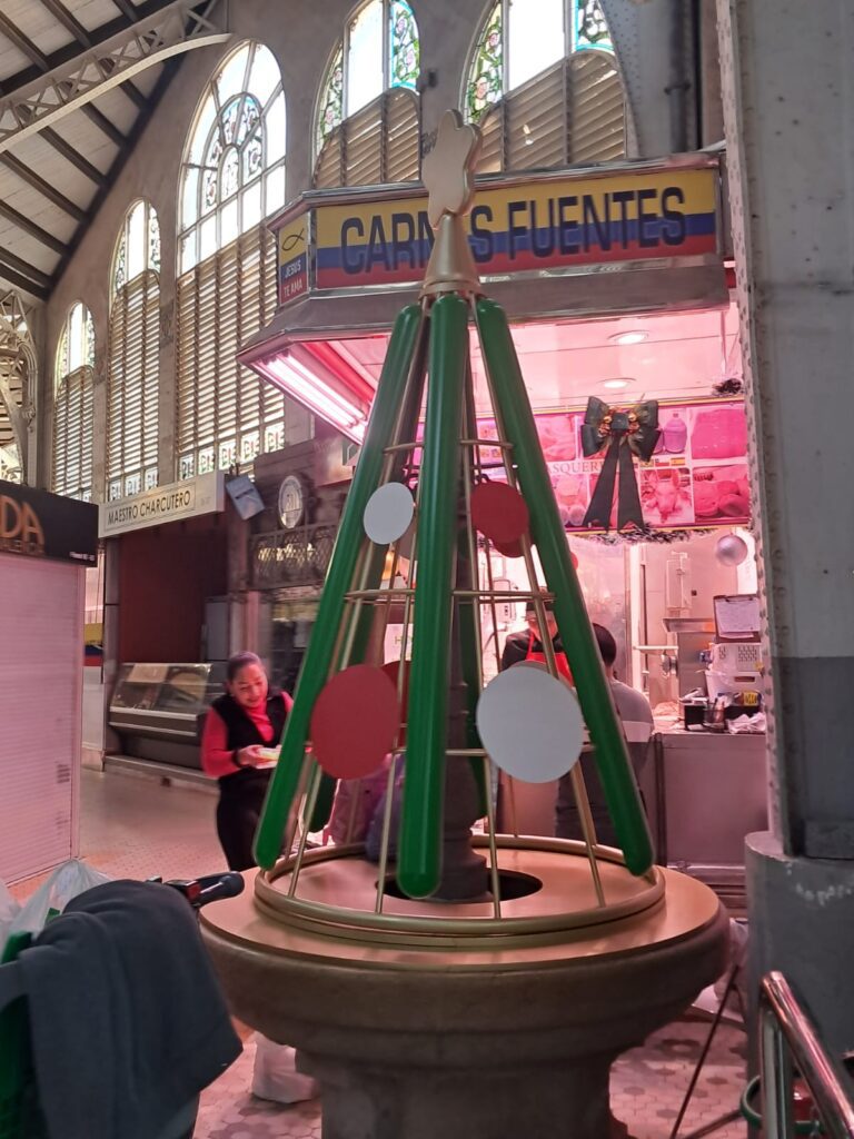 De belén entrañable a "fallita exprés": la Navidad en el Mercat Central se transforma en decoración de saldo 5 arbol de navidad mercado central 1