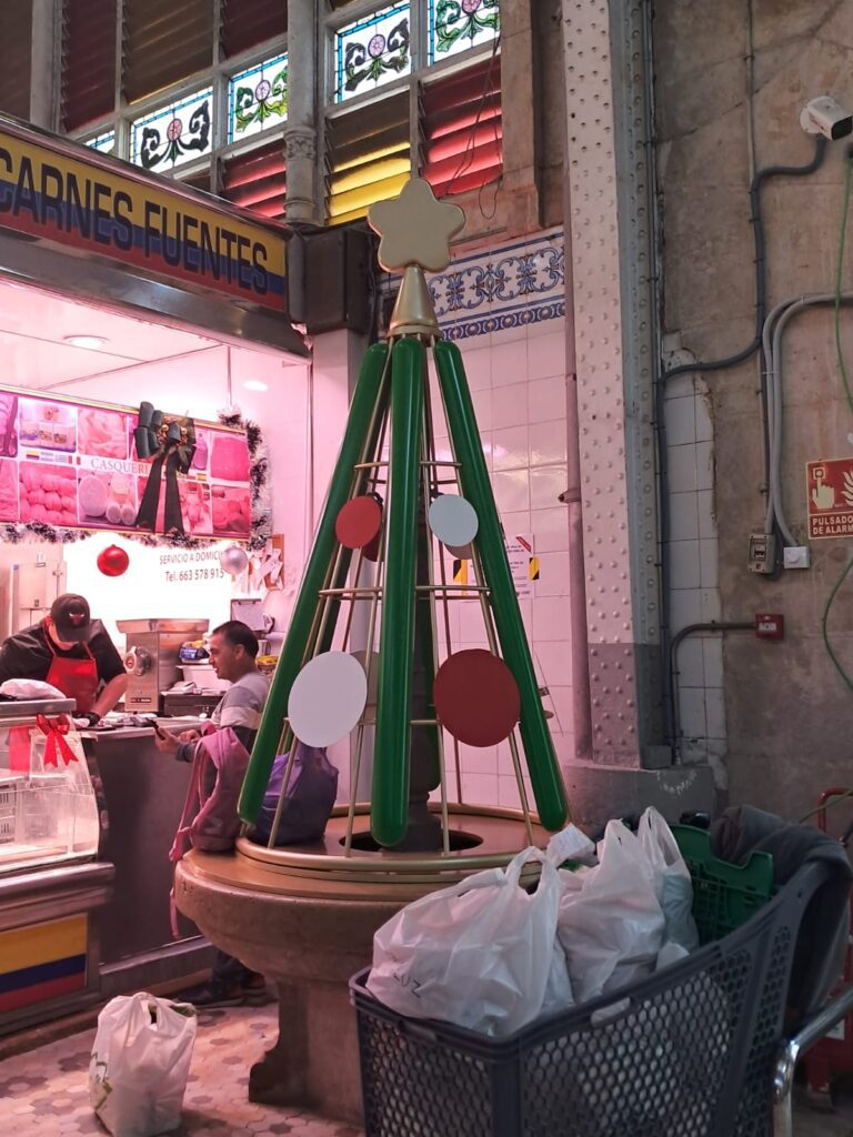 De belén entrañable a "fallita exprés": la Navidad en el Mercat Central se transforma en decoración de saldo 6 arbol de navidad mercado central 2