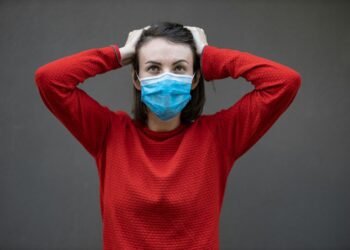 Cómo elegir antigripales y cuidarse en invierno: guía práctica para un resfriado más llevadero 1 man in red sweater with face mask
