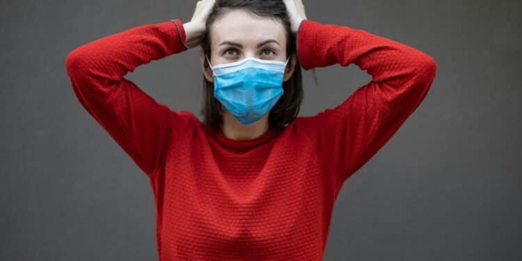 Cómo elegir antigripales y cuidarse en invierno: guía práctica para un resfriado más llevadero 1 man in red sweater with face mask