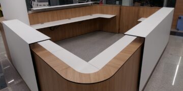 Mobiliario urbano y espacios comunitarios: qué aporta el contrachapado fenólico