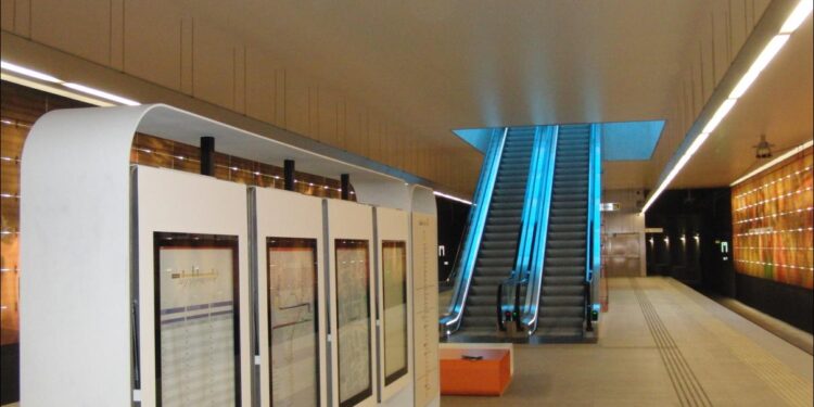 Los vecinos de Benimàmet se plantan ante FGV: rechazan la eliminación de las escaleras mecánicas en el metro