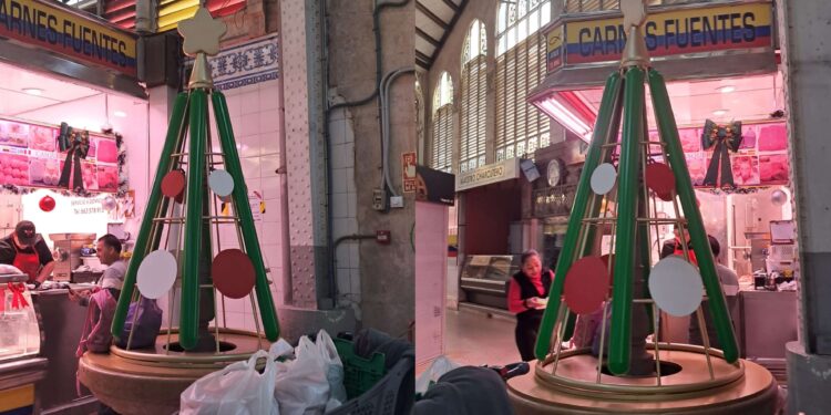 Utilizan las fuentes históricas del Mercado Central Valencia como soporte de extraños abetos que tapan la historia 1 Utilizan las fuentes históricas del Mercado Central Valencia como soporte de extraños abetos que tapan la historia