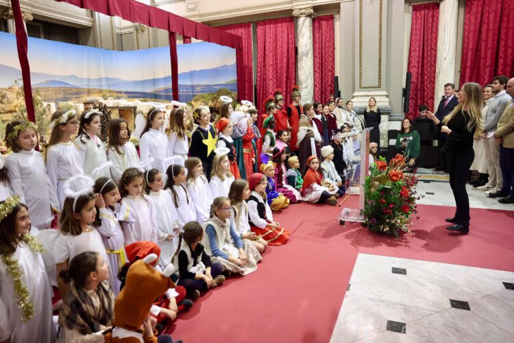 Valencia inaugura sus belenes municipales con un coro de niños y la FMI de Valencia con su Corte de Honor