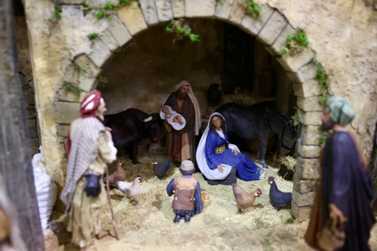 Valencia inaugura sus belenes municipales con un coro de niños y la FMI de Valencia con su Corte de Honor